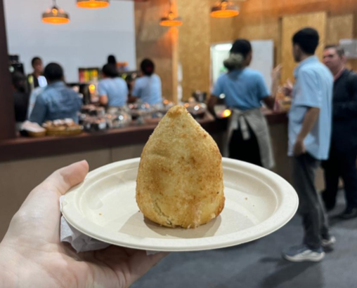 Após crise de acomodação, participantes da COP em Belém criticam preços de alimentação: água a R$ 25 e coxinha a R$ 30