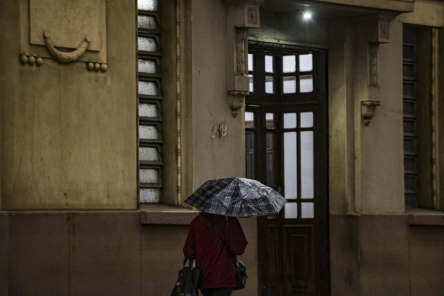 Ciclone se afasta e RS terá sábado com vento e chuva em pontos isolados