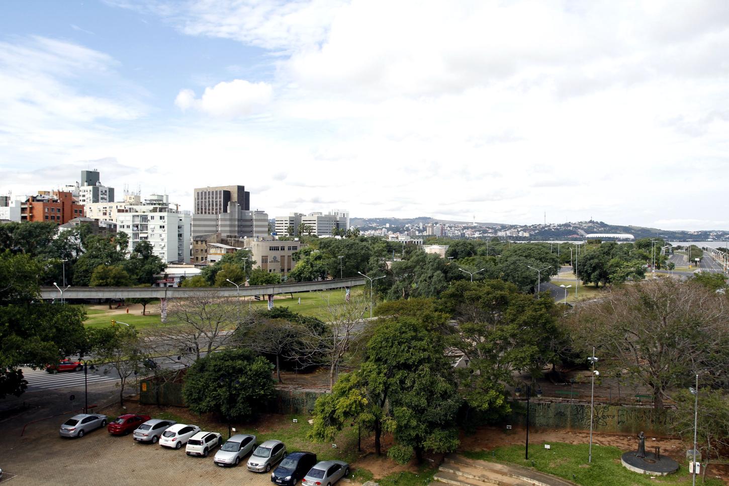 Frente fria avança pelo RS com alerta de tempestade e calor acima dos 30°C nesta quarta-feira