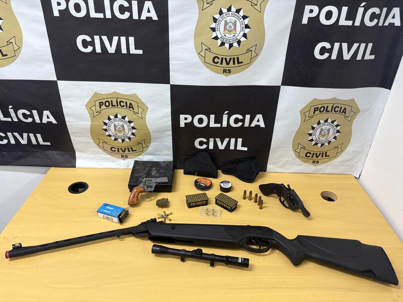 Operação da Polícia Civil em Guaíba cumpre mandados e apreende duas armas de fogo