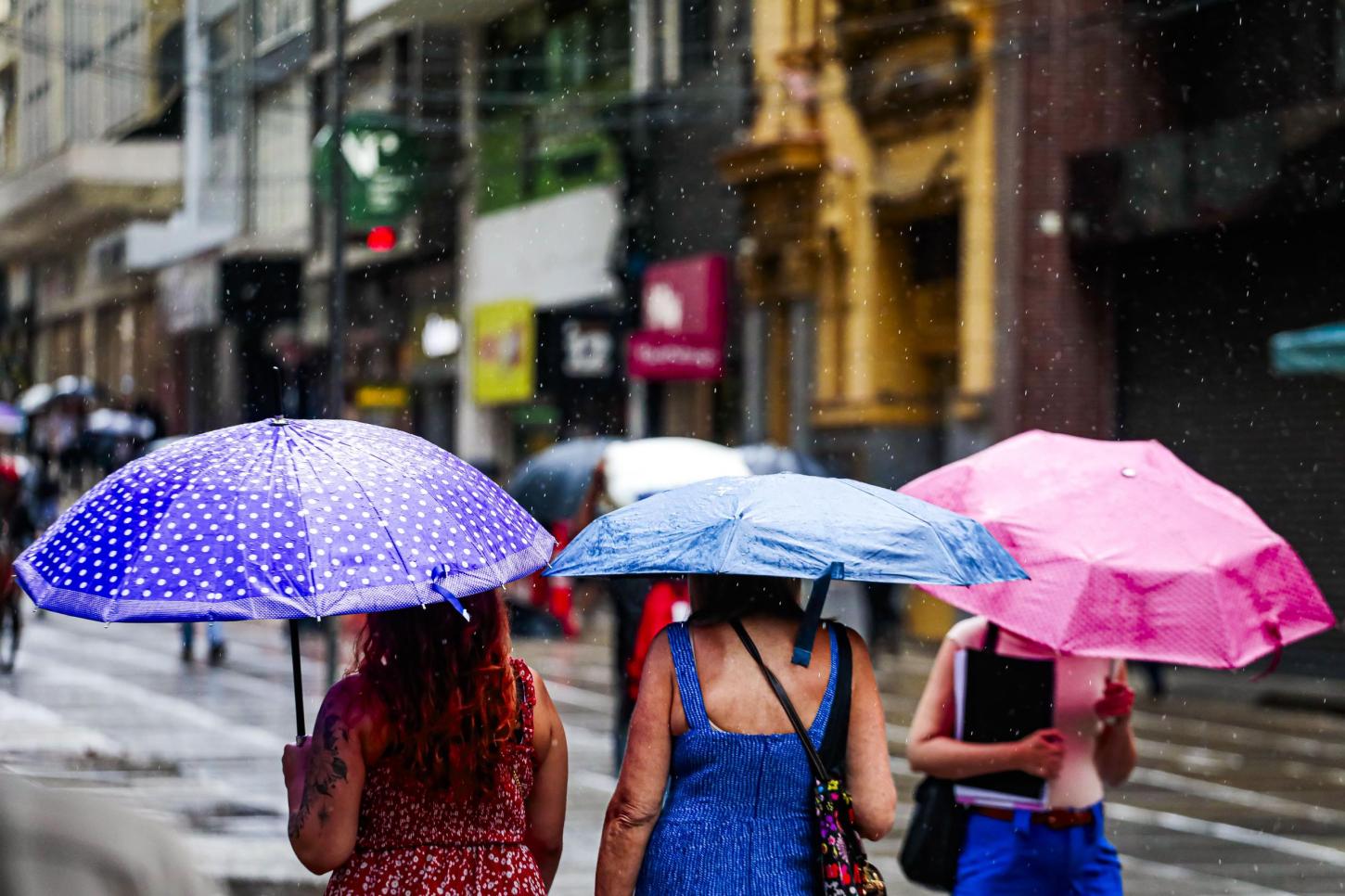 Rajadas de até 80 km/h e chance de chuva isolada marcam a quarta-feira no Rio Grande do Sul