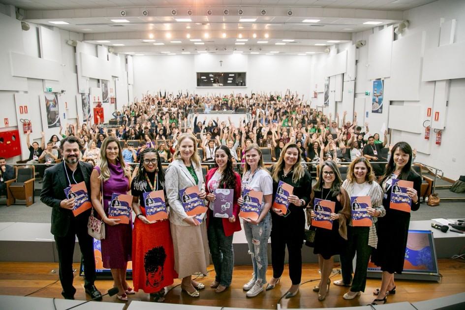 RS prepara distribuição de 14 mil álbuns sobre Lei Maria da Penha para estudantes em 2026