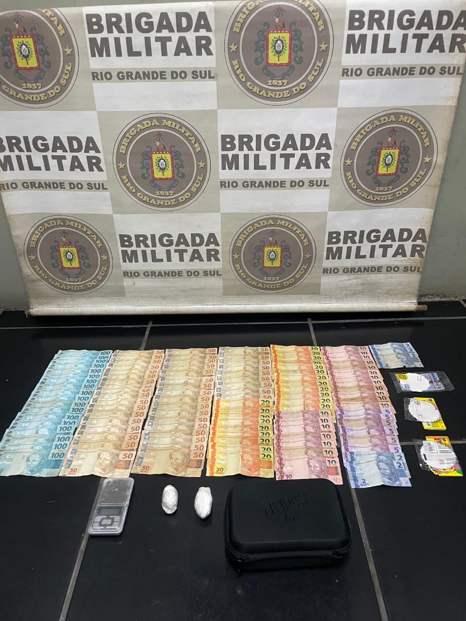 28º BPM prende homem com cocaína, balança e grande quantia em dinheiro durante patrulhamento