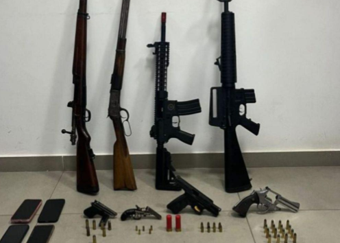 Ação da Brigada Militar em Imbé prende dois homens e apreende fuzis, pistolas e munições