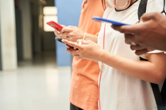 Austrália inicia bloqueio de redes sociais para menores de 16 anos a partir de quarta-feira