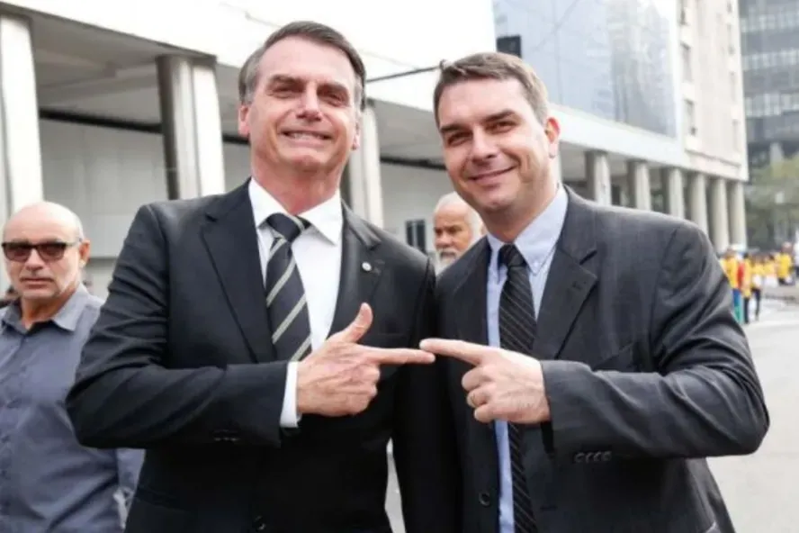 Bolsonaro formaliza indicação de Flávio como pré-candidato à Presidência em 2026