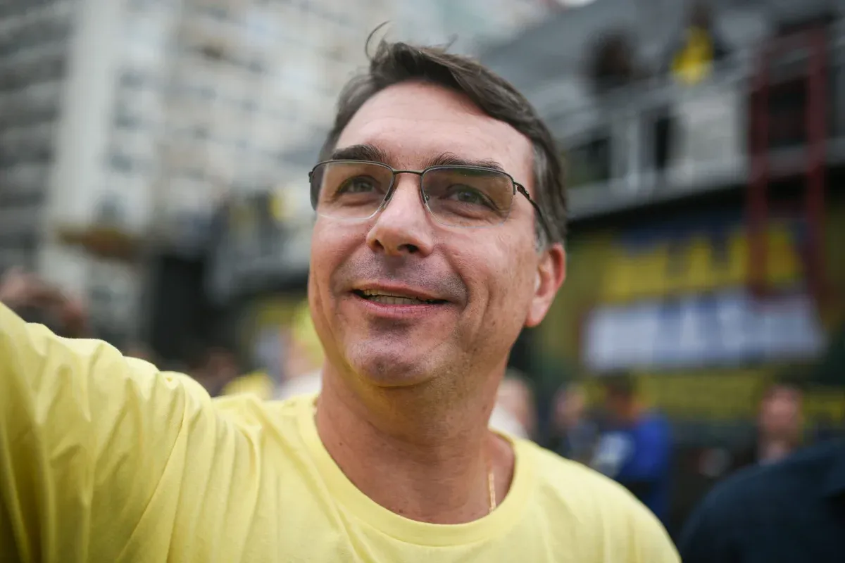 Candidatura “tem preço”: Flávio Bolsonaro condiciona permanência à votação da anistia