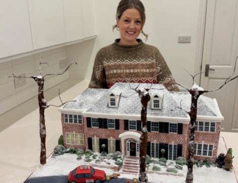 Confeiteira recria a icônica casa do filme ‘Esqueceram de Mim’ em bolo monumental para vitrine de Natal no Reino Unido