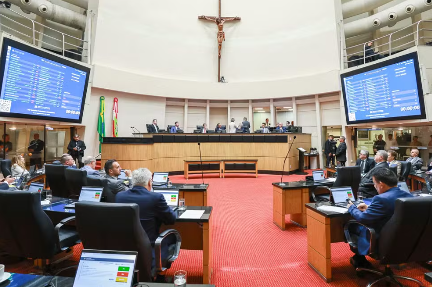 Deputados de SC aprovam projeto que proíbe cotas raciais em universidades estaduais