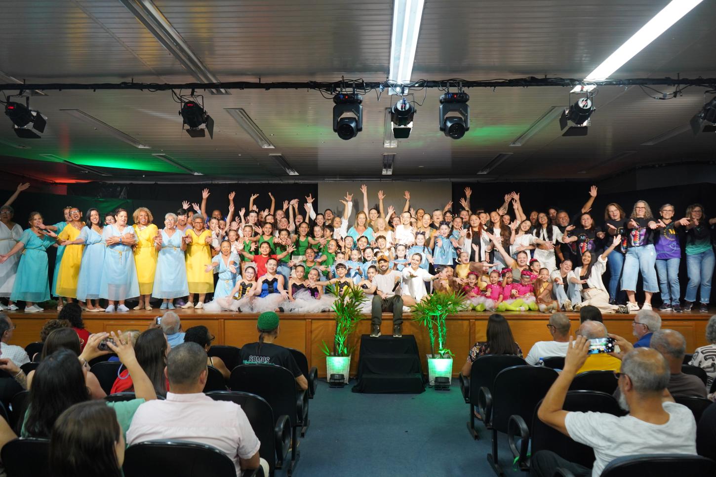 Mais de 500 pessoas acompanham “Raízes”, espetáculo que levou 14 histórias ao palco em Guaíba