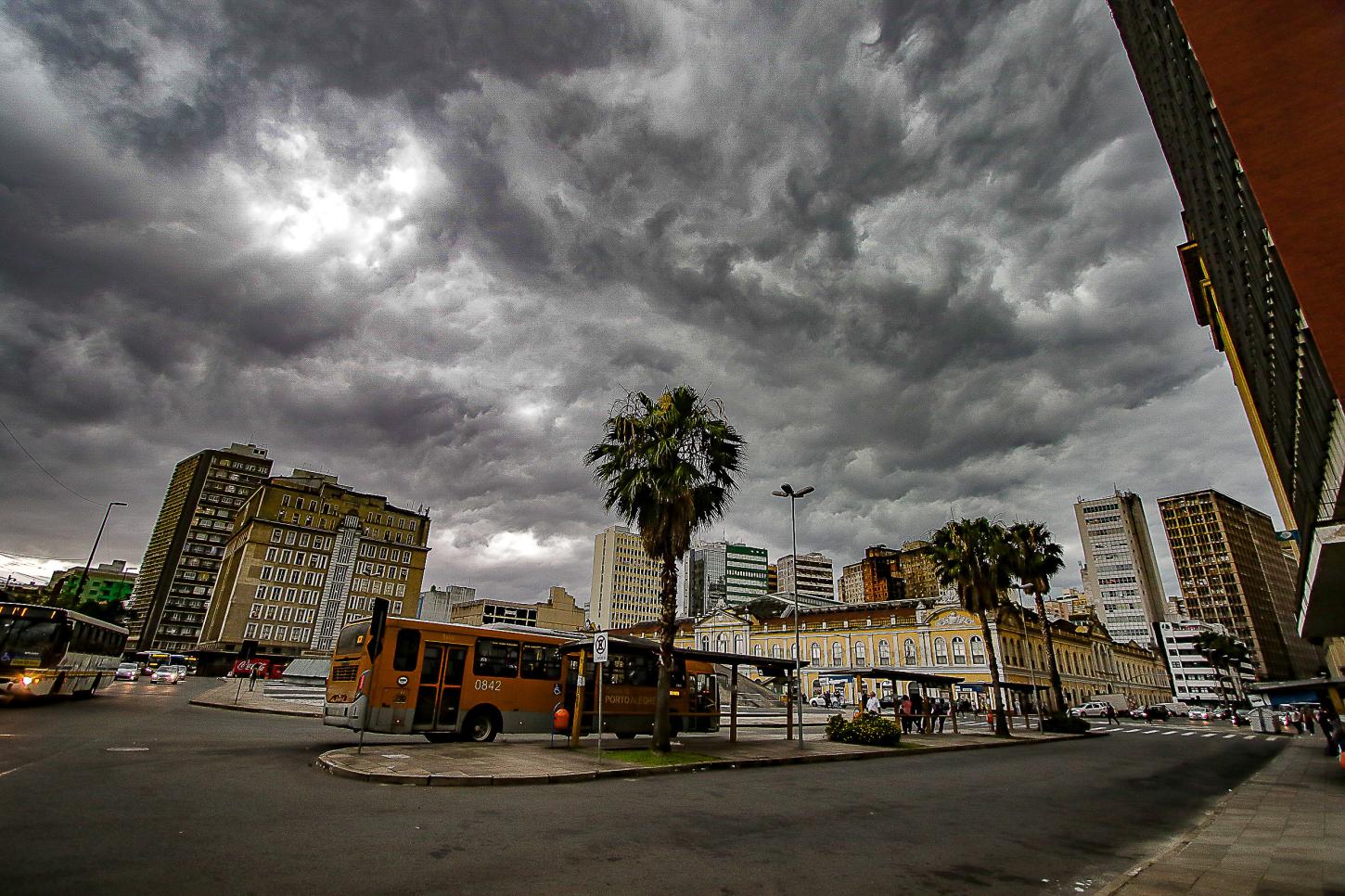 Região Metropolitana entra em alerta para temporais com chuva e rajadas de vento