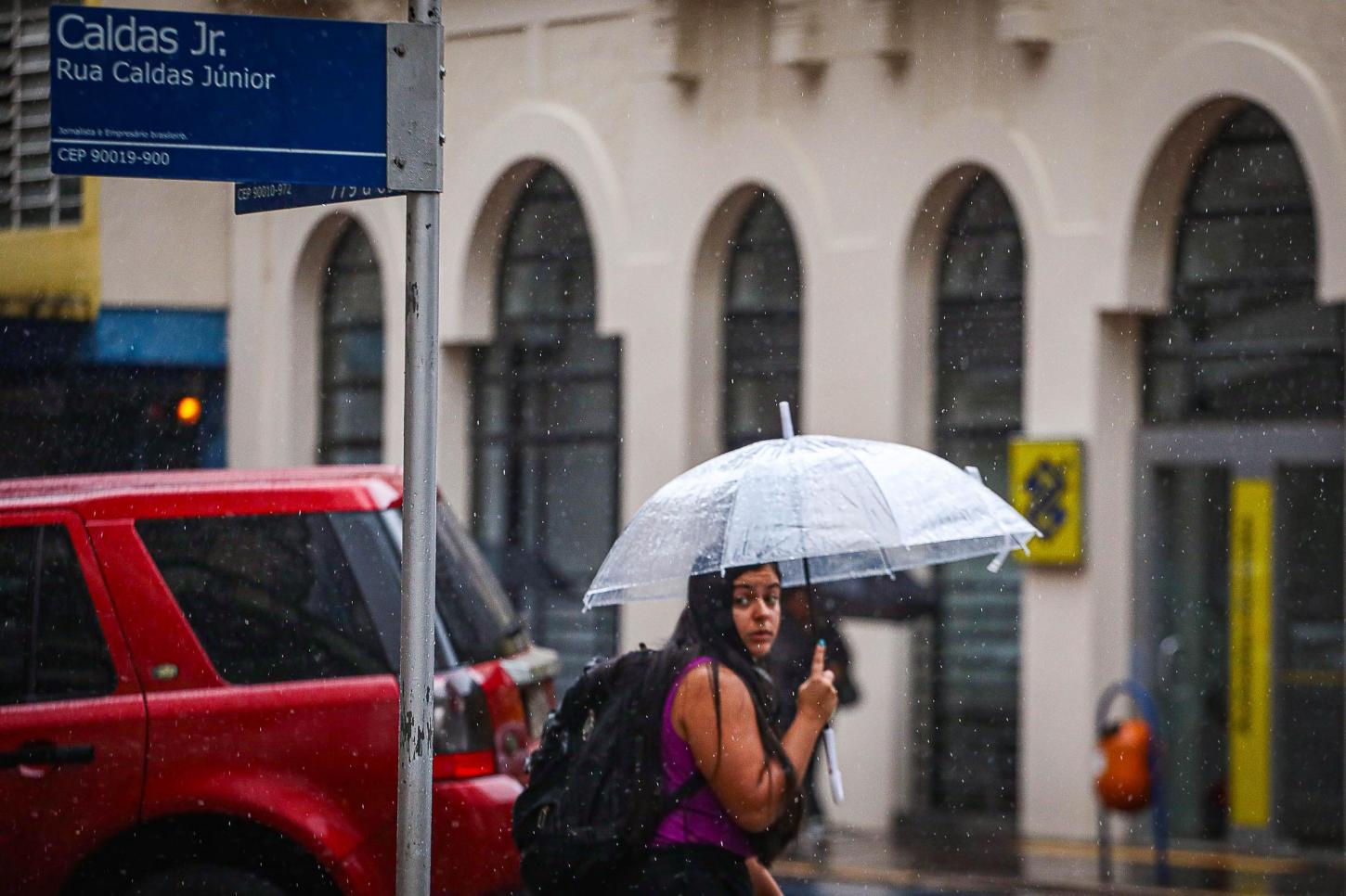 Semana inicia com chuva na Região Metropolitana e temperaturas podem chegar perto de 35ºC no RS