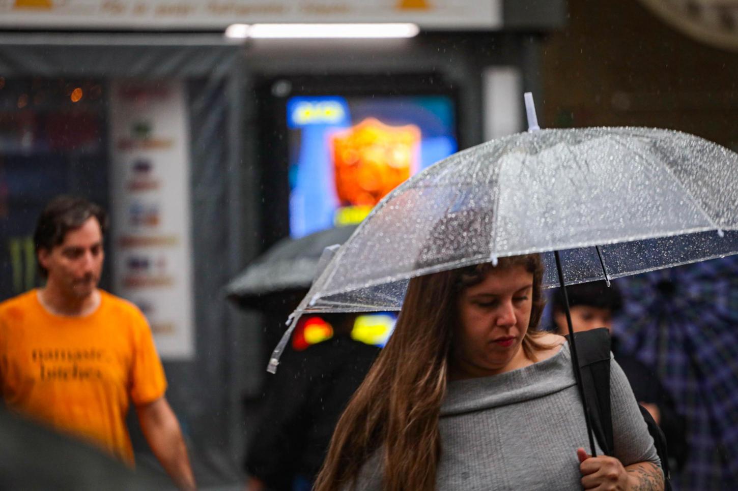Sexta-feira terá sol, calor próximo de 30ºC e risco de chuva isolada na Região Metropolitana