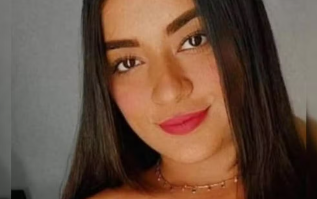 Amiga é presa após laudo descartar descarga elétrica em caso de jovem encontrada morta ao lado de piscina