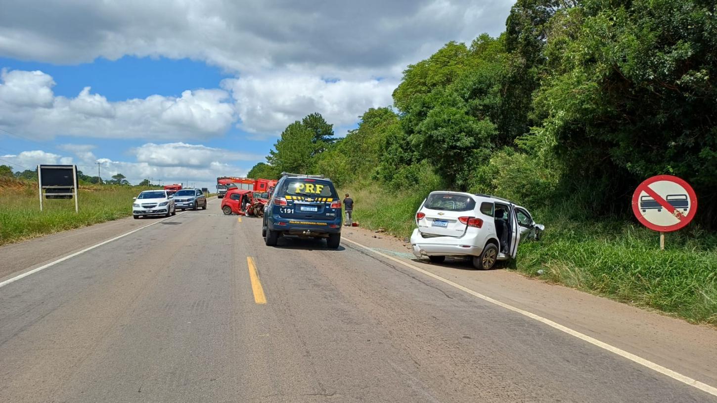 Colisão frontal entre dois automóveis deixa cinco pessoas feridas na BR-290