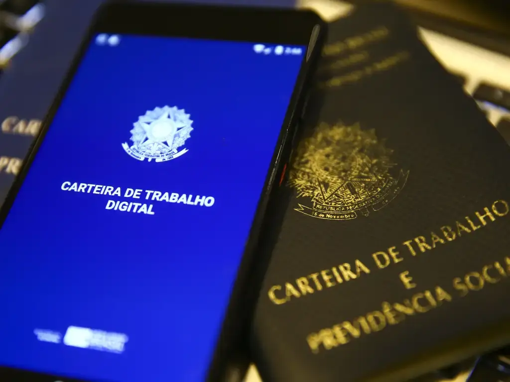 Desemprego fecha 2025 em 5,1% e país registra mais pessoas trabalhando, aponta IBGE
