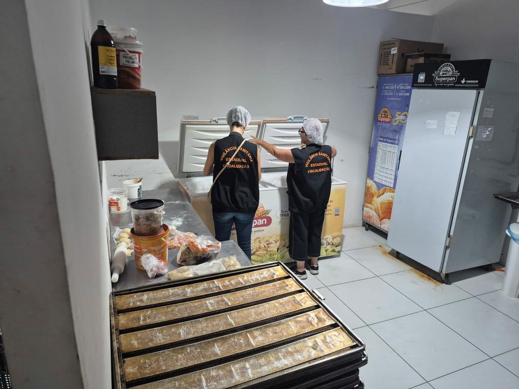 Fiscalização recolhe cerca de 200 quilos de alimentos irregulares em estabelecimentos da Praia do Laranjal