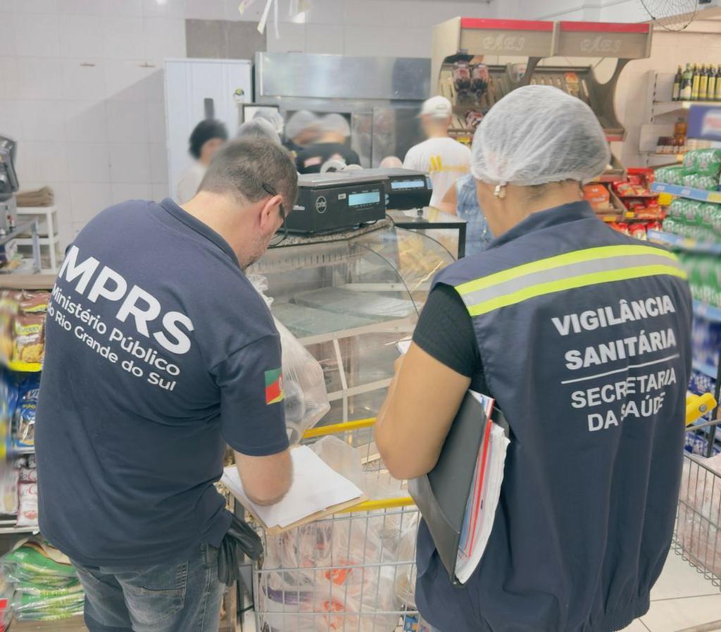 Força-tarefa apreende cerca de 700 quilos de alimentos irregulares na Praia do Cassino