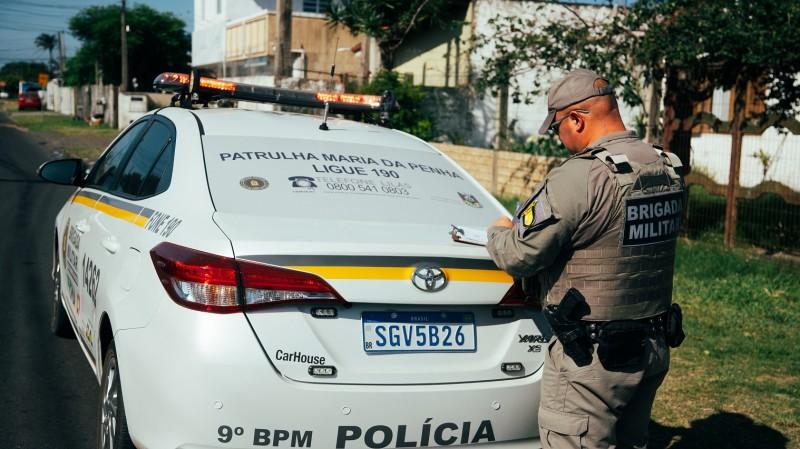 Homem é preso após atacar com faca ex-companheira e fugir com filha em Santiago