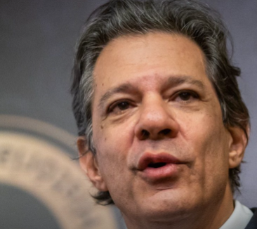 Imposto de Importação para elétricos e painéis solares subirá gradualmente até 35% em 2026