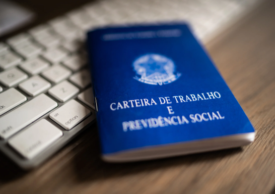 Justiça do Trabalho reconhece vínculo, mas multa trabalhadora por ocultar renda para manter benefício social