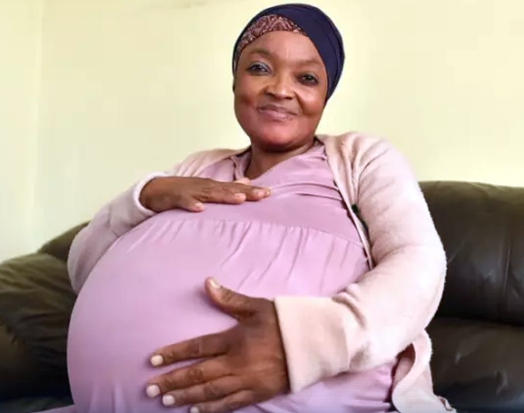 Mulher entra para o Guinness ao dar à luz nove bebês em um único parto