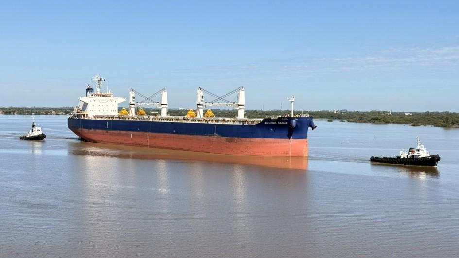 Porto de Porto Alegre recebe navio internacional e retoma navegação de longo curso