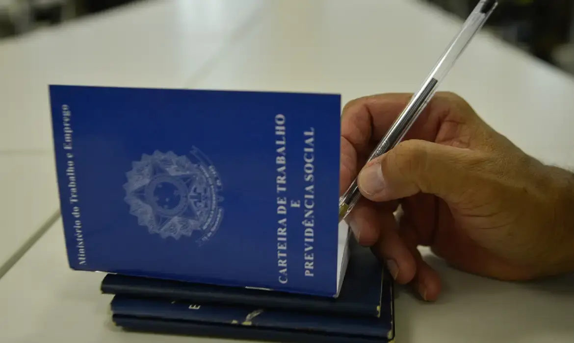 Projeto de lei inclui dia de folga no aniversário entre direitos da CLT