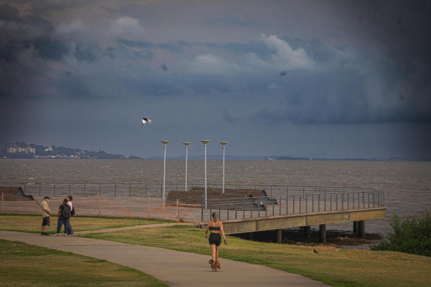 Alerta meteorológico prevê ventos de até 100 km/h e mudança nas temperaturas no RS nesta quarta-feira