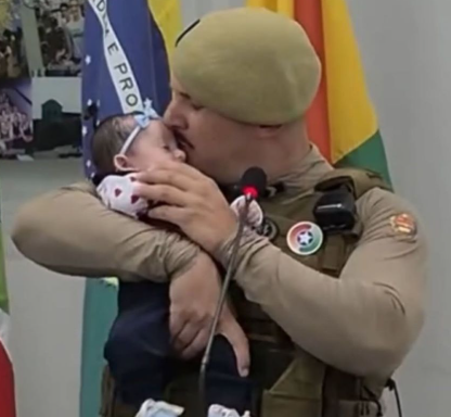 Cabo da PM se emociona ao receber moção após salvar bebê engasgada em Santa Catarina