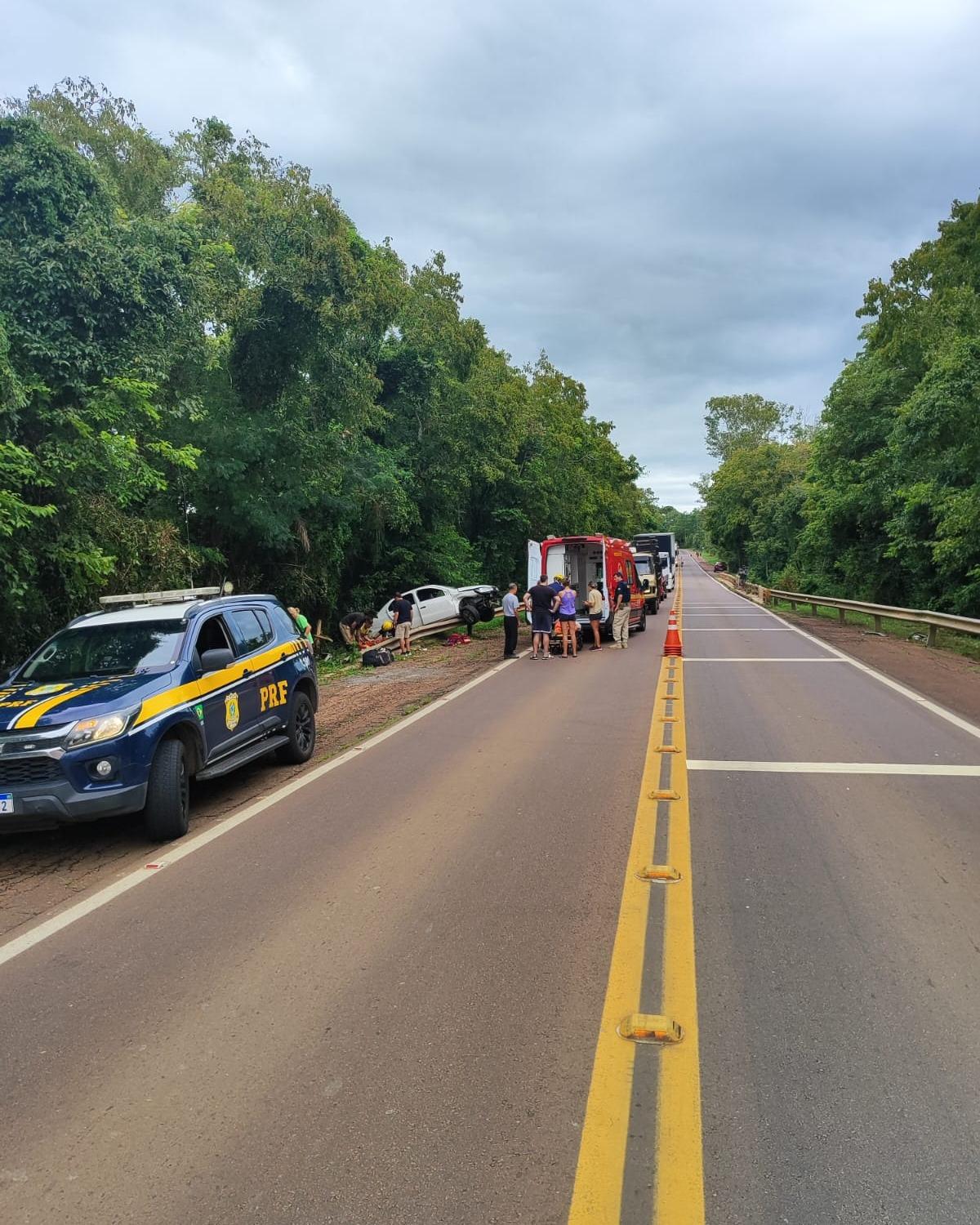 Carro de aplicativo sai da pista na BR-290 e deixa quatro feridos