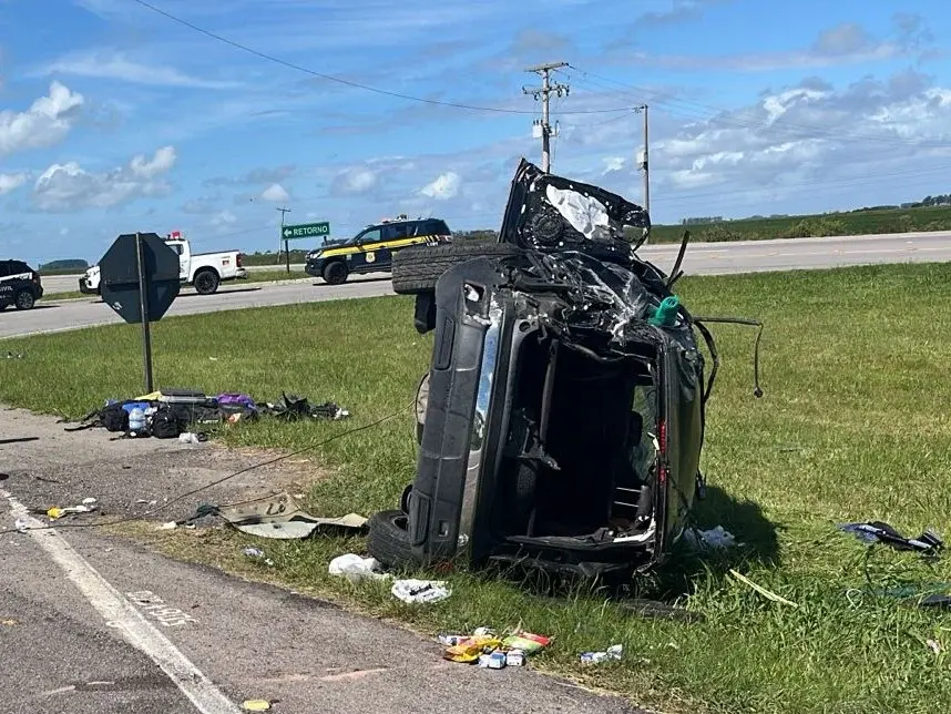 Criança de 10 anos morre após veículo sair da pista e capotar no km 516 da BR-116