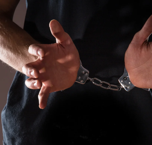 Dois homens são presos por descumprimento de medidas protetivas em Guaíba