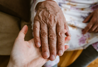 Filha aciona a Justiça após cuidar sozinha da mãe com Alzheimer por nove anos em Valparaíso
