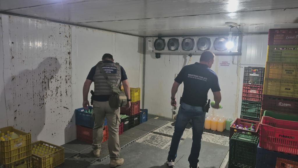 Fiscalização interdita indústria de sucos e autua supermercados por venda de produtos impróprios em Porto Alegre