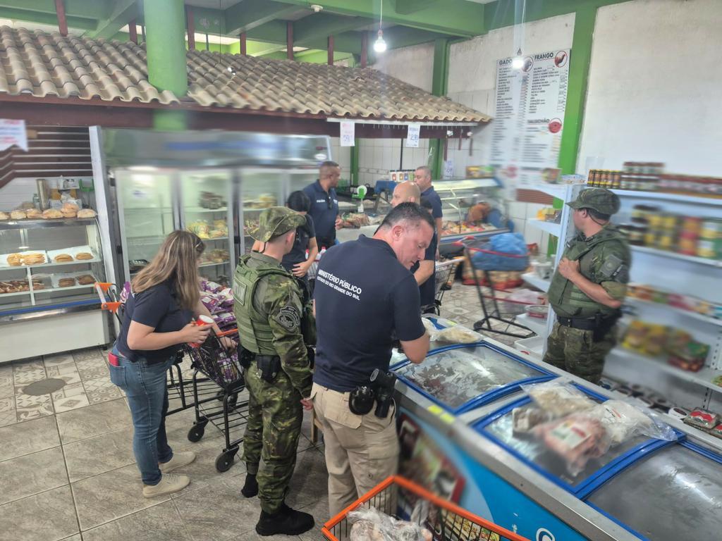 Força-tarefa interdita restaurante e recolhe quase duas toneladas de alimentos impróprios no Litoral Norte