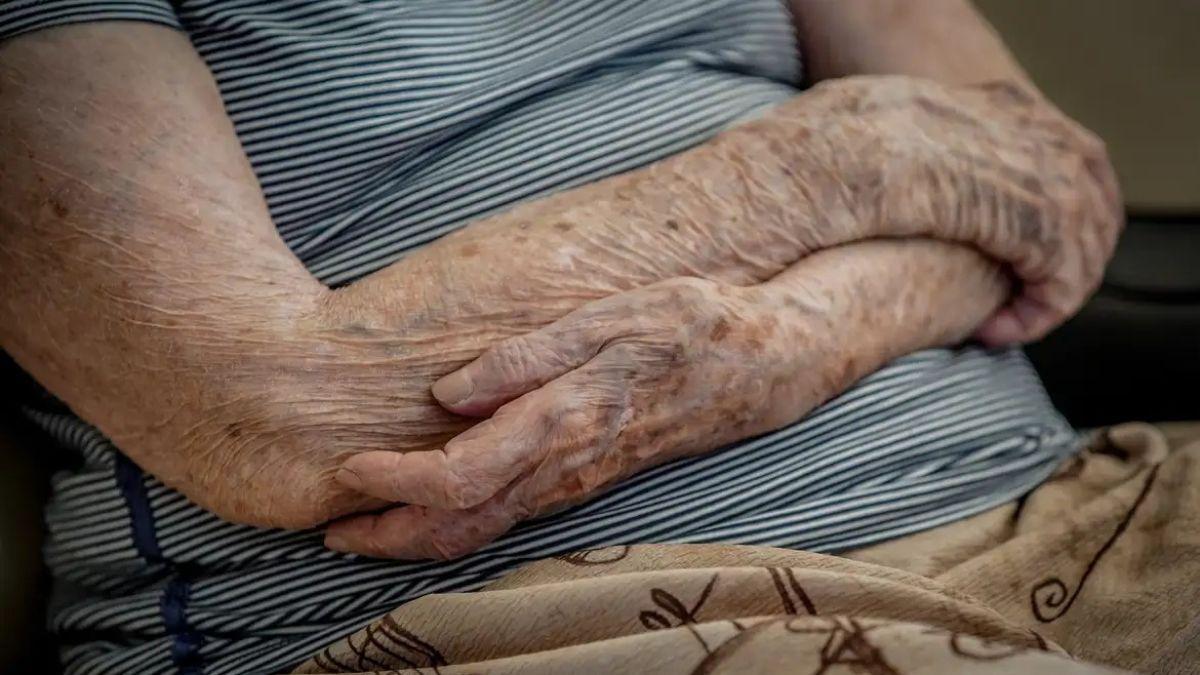 Idoso é hospitalizado após infestação de larvas de moscas na boca em instituição de longa permanência na Capital
