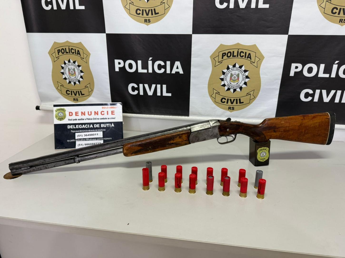 Mandado por violência doméstica resulta em apreensão de arma e prisão em São Jerônimo