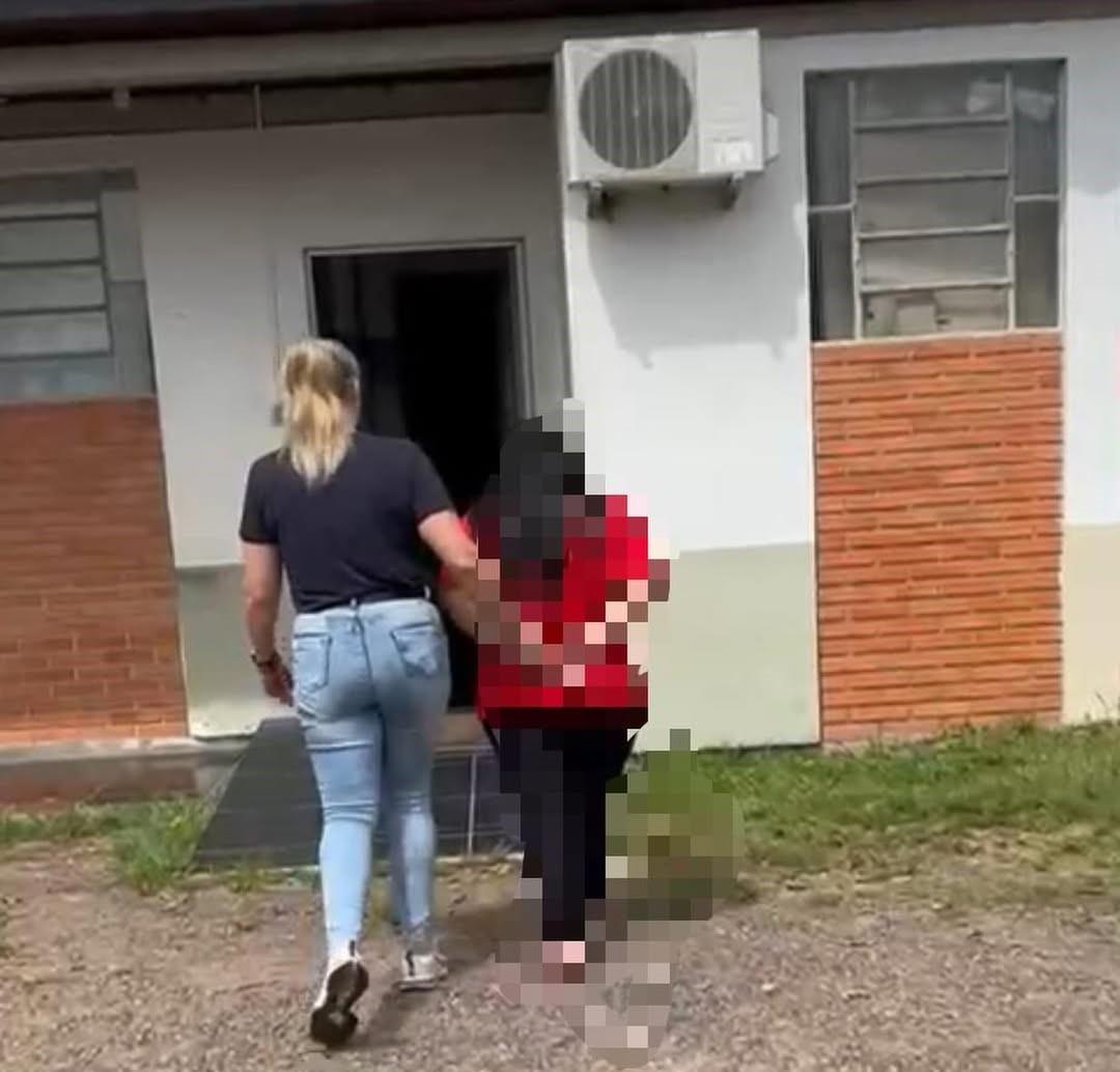 Mulher é presa por tráfico de drogas durante cumprimento de mandado em Charqueadas