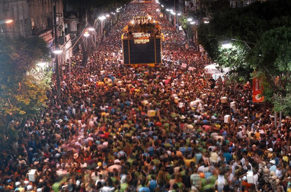 “No meio da folia”: mulher acusa policiais de abuso em Salvador