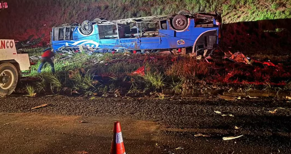 “Ônibus com trabalhadores capota na BR-153”: seis morrem e 46 ficam feridos no interior de SP