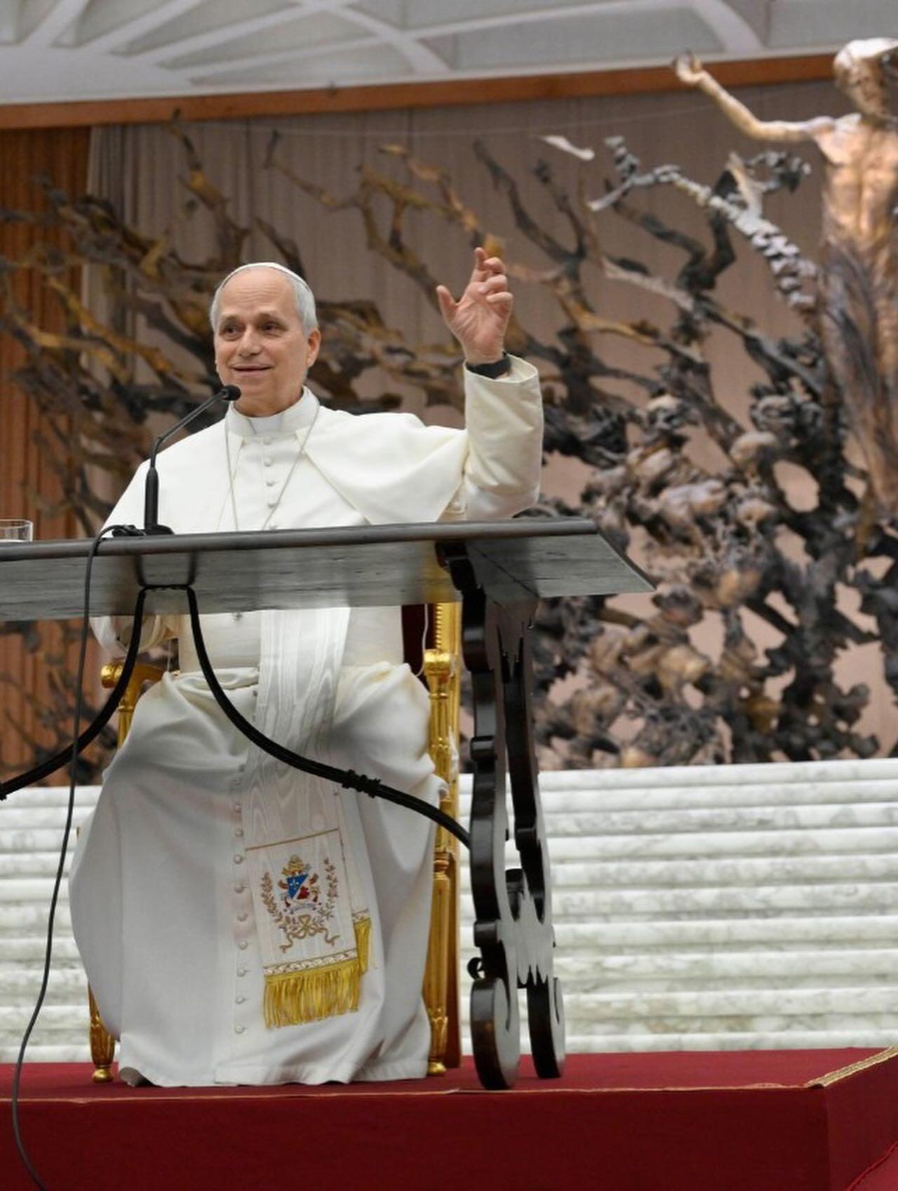 Papa Leão XIV alerta padres sobre uso da internet e pede que não utilizem IA em missas