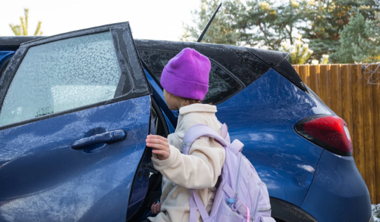 Peso excessivo das mochilas acende alerta para riscos à coluna com a volta às aulas