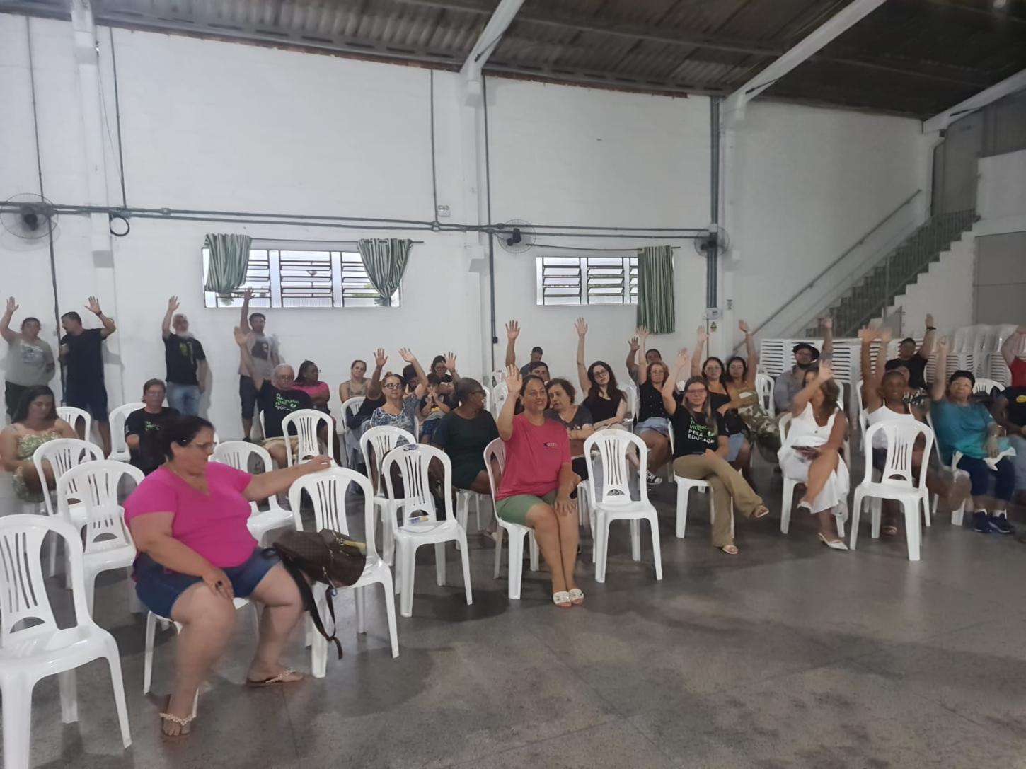 Professores rejeitam propostas do Executivo e Câmara vota reajuste de 4,26% no vale-alimentação nesta sexta