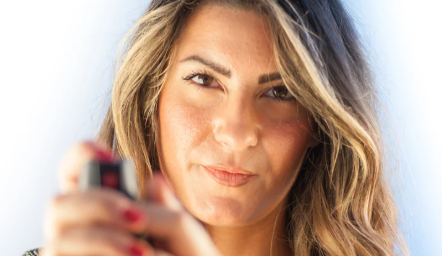 Projeto de lei propõe liberar spray de pimenta para mulheres a partir de 16 anos em todo o Brasil