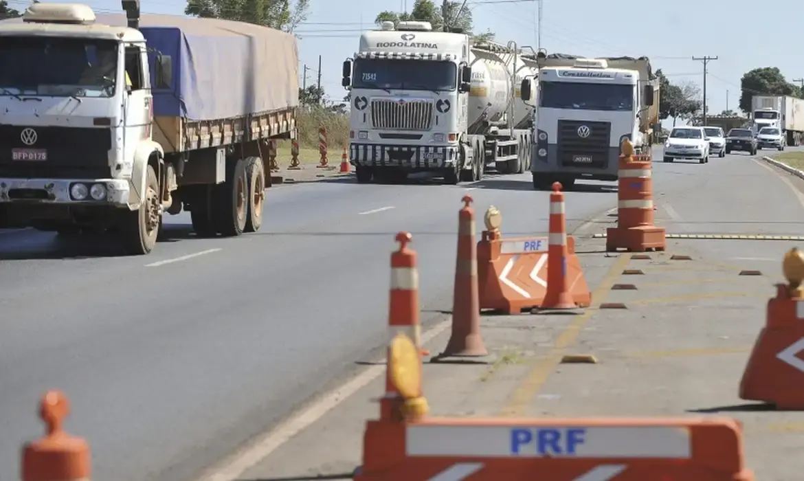 Quase metade das mortes nas rodovias federais envolve caminhões, aponta PRF