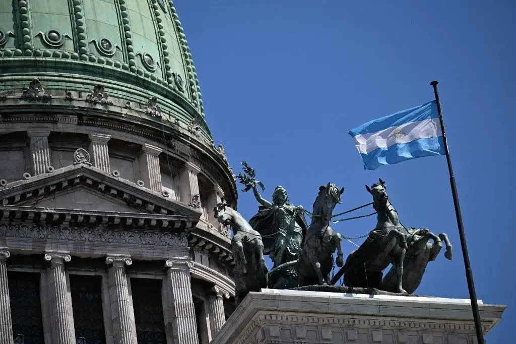 Senado argentino aprova redução da maioridade penal para 14 anos por 44 votos a 27