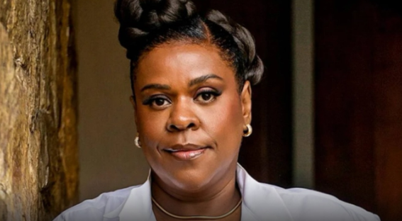 Atriz relatou dor intensa e fez alerta sobre uso de produtos para cabelo após reação alérgica