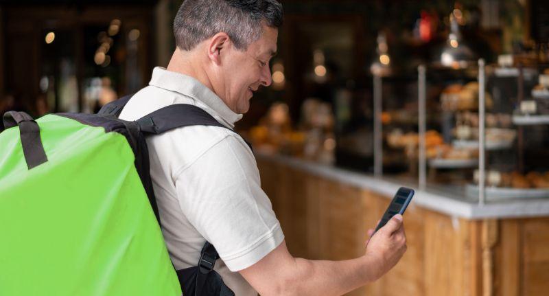 Câmara discute projeto que regulamenta entregas por aplicativo e debate valor mínimo por corrida