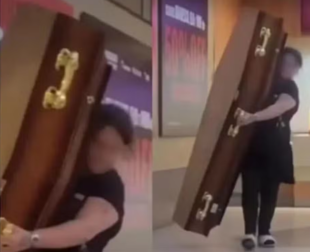 Cliente inova e leva caixão para encher de pipoca em promoção de cinema